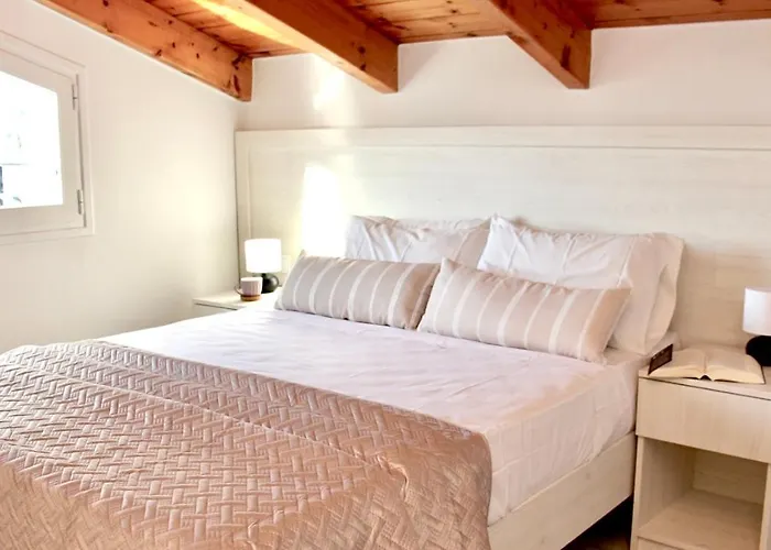Lightful Attic At Regina Apartments